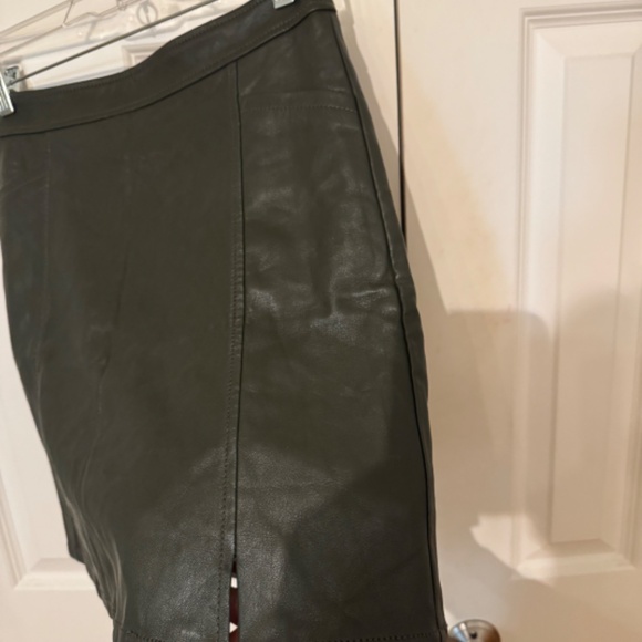 Loft pleather size 0 skirt with front pockets and left front side slit - Picture 6 of 6